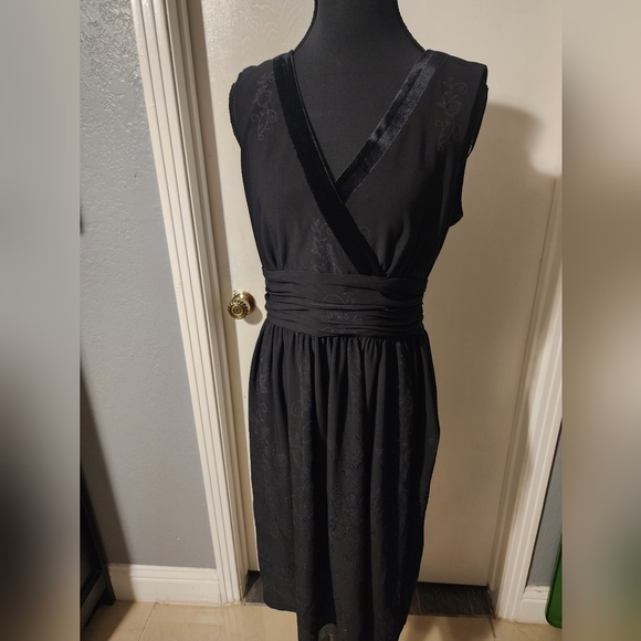 Sandra Darren Dresses & Skirts - Sandra Darren Black Dress With Floral Detail Size 10p